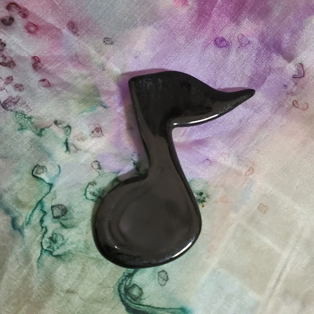 Quarter note ceramic pin